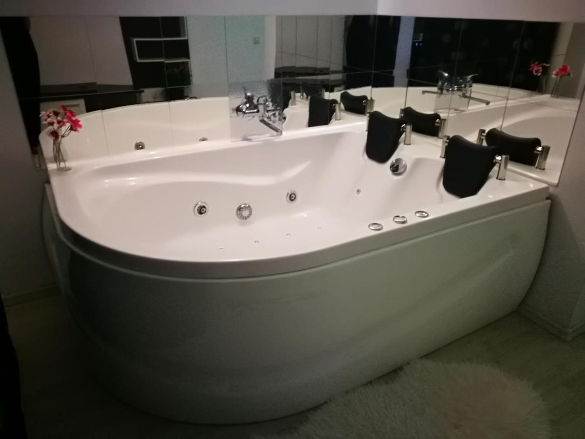 Iasi Jacuzzi Apartment H المظهر الخارجي الصورة